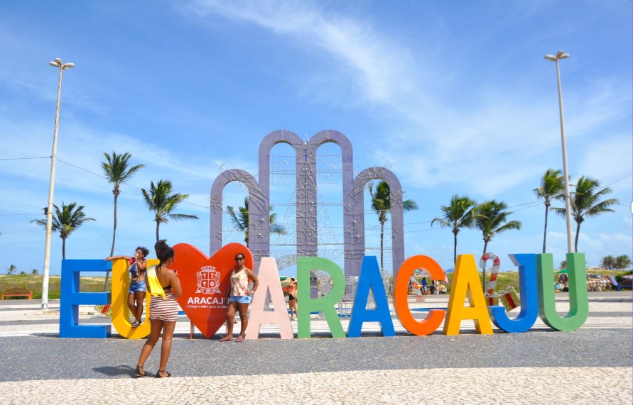Letreiro 'Aracaju' na orla de Sergipe