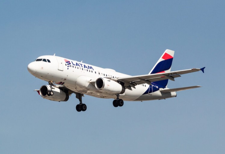 Avião da LATAM em voo
