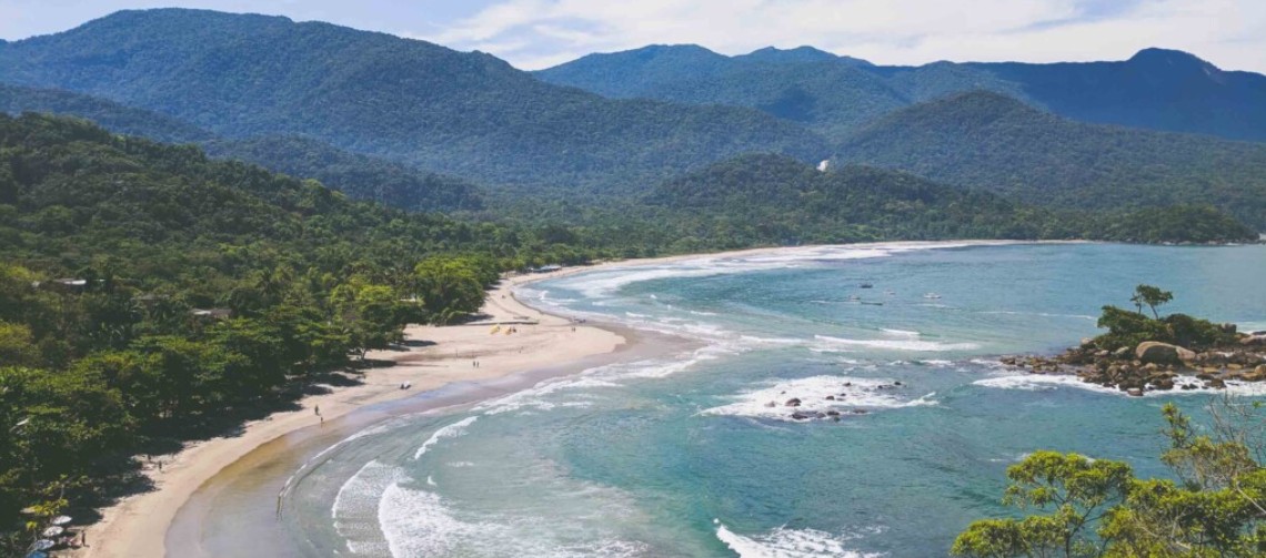 Praia em Ilhabela com pedras e mar calmo